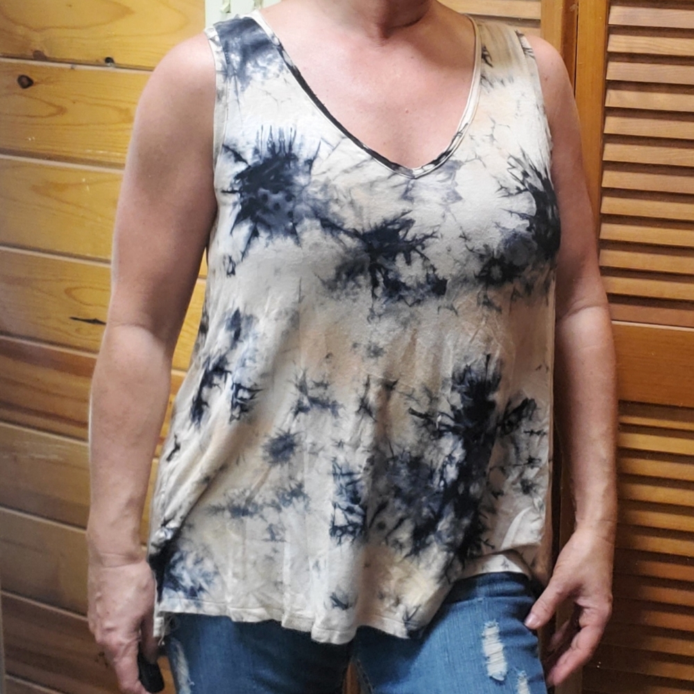 Hem and Thread Ripped Look Tank Size Medium khaki and black
